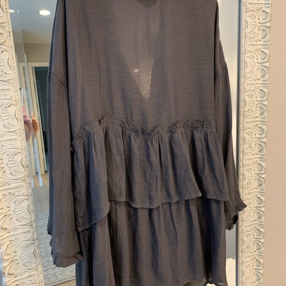 This charcoal tunic opens in front for a casual look. Dainty ruffle are cute! - Picture 2 of 4